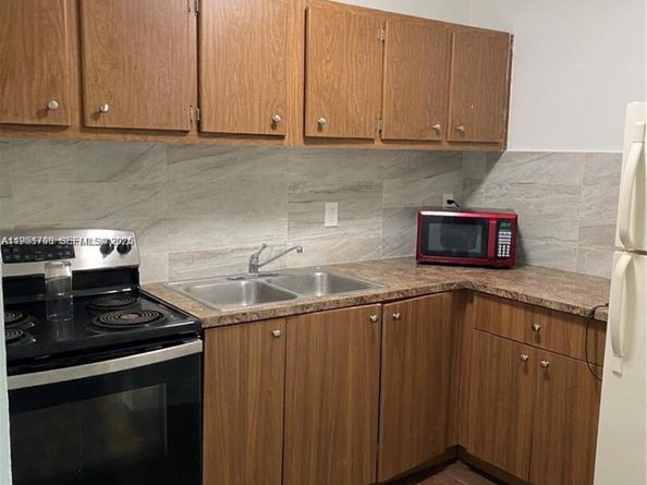 3020 NW 2nd St, Pompano Beach FL 33069