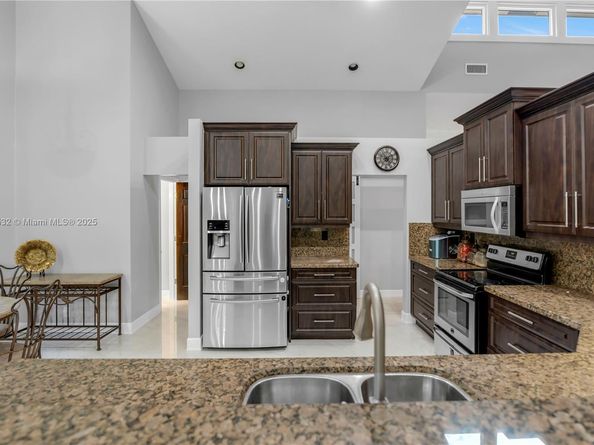 663 NW 107th Ln, Coral Springs FL 33071