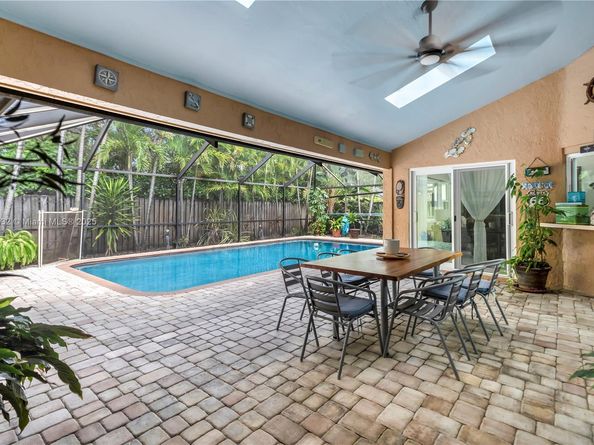 663 NW 107th Ln, Coral Springs FL 33071