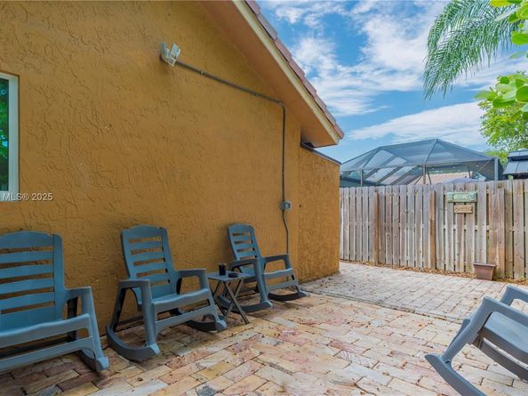 663 NW 107th Ln, Coral Springs FL 33071