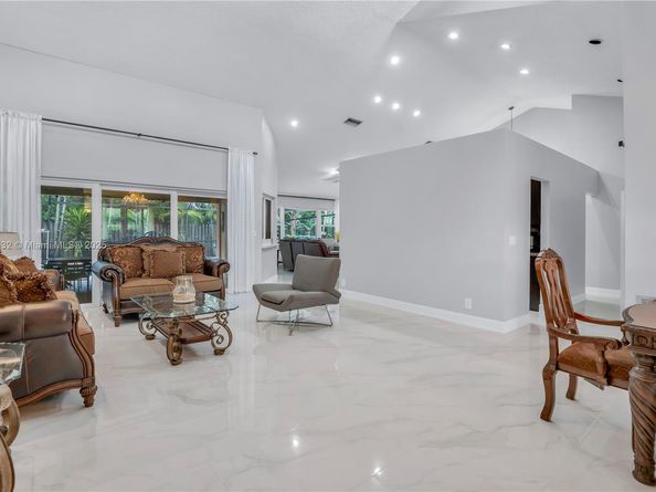 663 NW 107th Ln, Coral Springs FL 33071