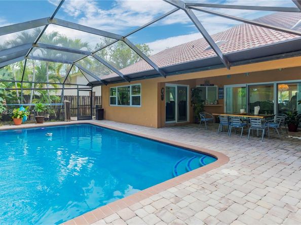 663 NW 107th Ln, Coral Springs FL 33071