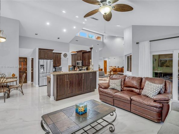 663 NW 107th Ln, Coral Springs FL 33071
