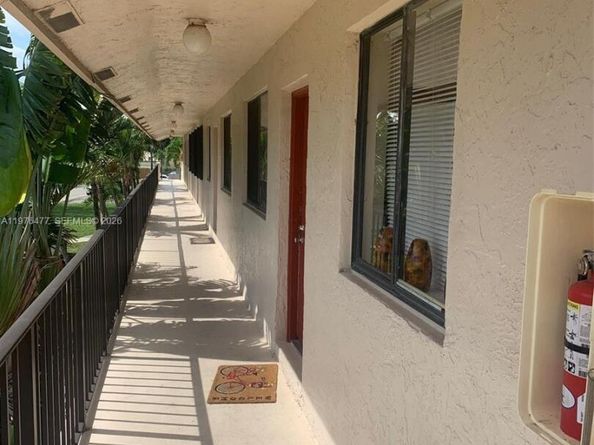 300 Nottingham Cir J, Green Acres FL 33463