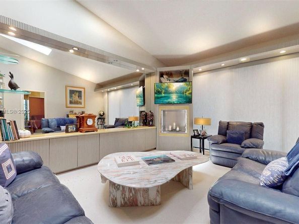 10001 NW 52nd Ter, Doral FL 33178