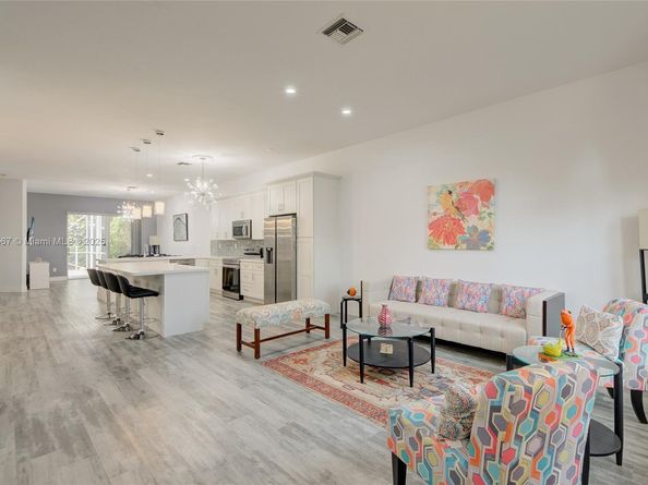 1490 SW 159th Ave, Pembroke Pines FL 33027