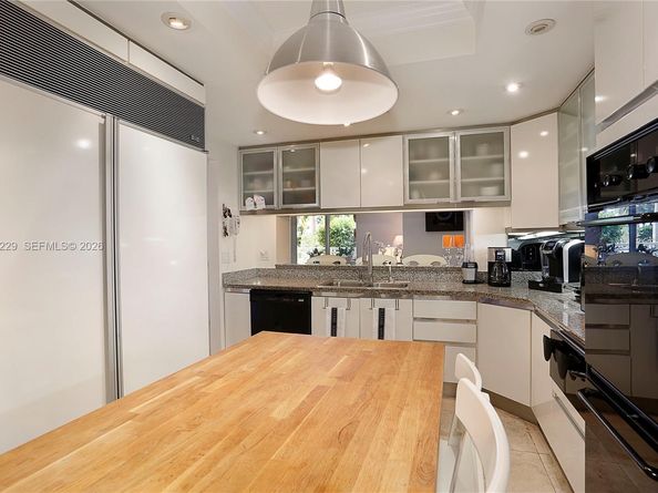 445 Grand Bay Dr 215, Key Biscayne FL 33149