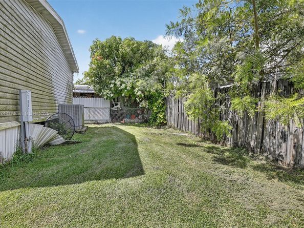 21651 NW 3rd St, Pembroke Pines FL 33029