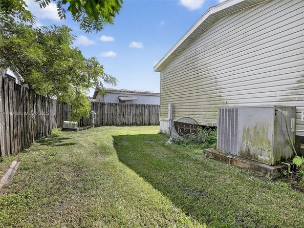 21651 NW 3rd St, Pembroke Pines FL 33029