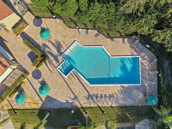 10911 Cedar Ln, Pembroke Pines FL 33026