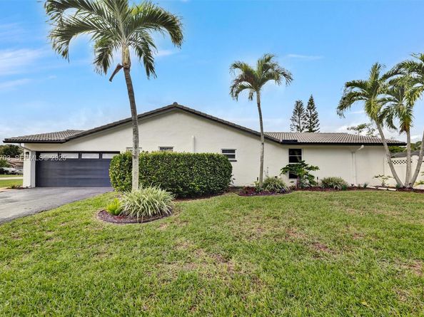 8519 Ramblewood Dr, Coral Springs FL 33071