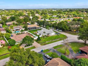 8519 Ramblewood Dr, Coral Springs FL 33071