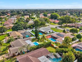 8519 Ramblewood Dr, Coral Springs FL 33071