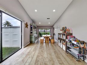 8519 Ramblewood Dr, Coral Springs FL 33071