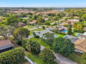 8519 Ramblewood Dr, Coral Springs FL 33071