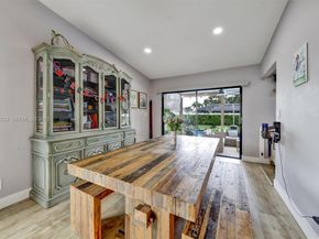 8519 Ramblewood Dr, Coral Springs FL 33071