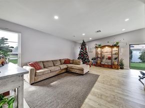 8519 Ramblewood Dr, Coral Springs FL 33071