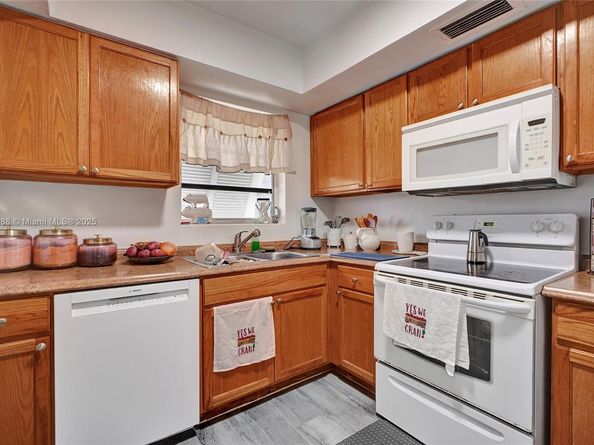 7610 SW 82nd St J207, Miami FL 33143