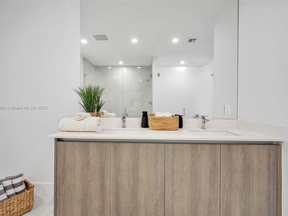 17550 Collins Ave 1003, Sunny Isles Beach FL 33160