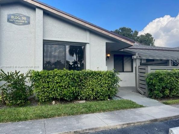 447 Lakeview Drive 5, Weston FL 33326