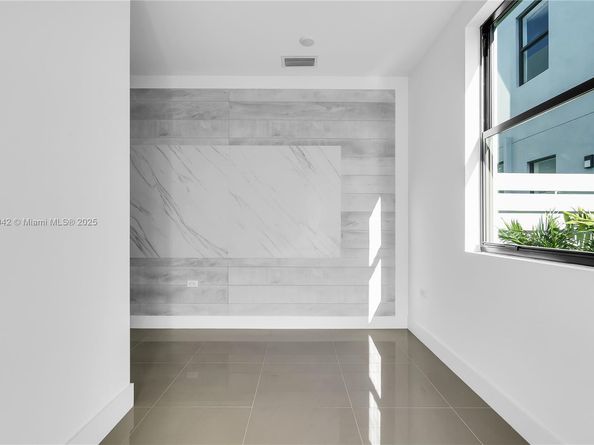 225 NW 40th Ct, Miami FL 33126