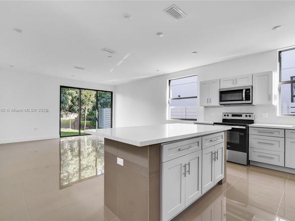 225 NW 40th Ct, Miami FL 33126