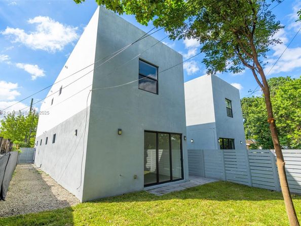 225 NW 40th Ct, Miami FL 33126