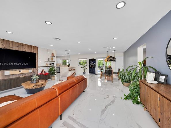 5501 Mckinley St, Hollywood FL 33021