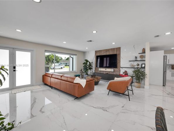 5501 Mckinley St, Hollywood FL 33021