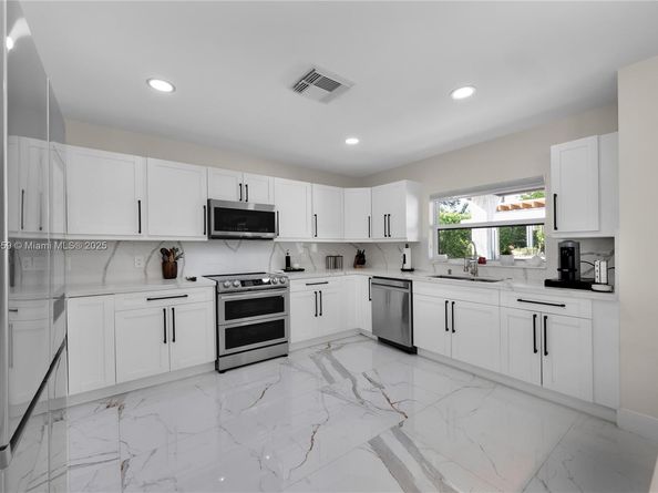 5501 Mckinley St, Hollywood FL 33021