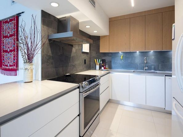 500 Bayview Dr 221, Sunny Isles Beach FL 33160