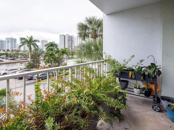 500 Bayview Dr 221, Sunny Isles Beach FL 33160