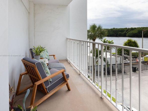 500 Bayview Dr 221, Sunny Isles Beach FL 33160