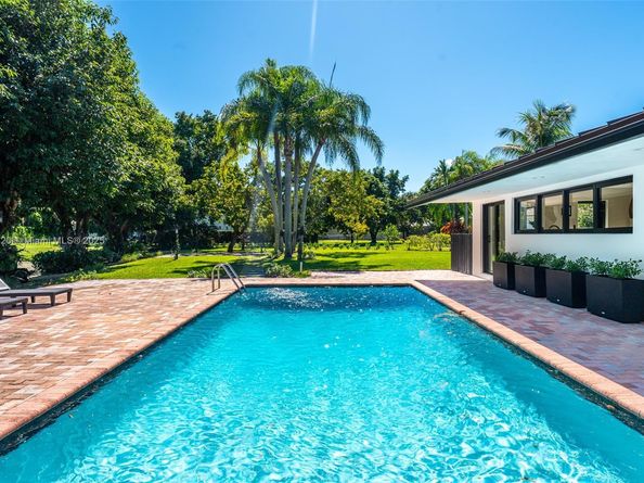 10945 SW 75th Ct, Pinecrest FL 33156