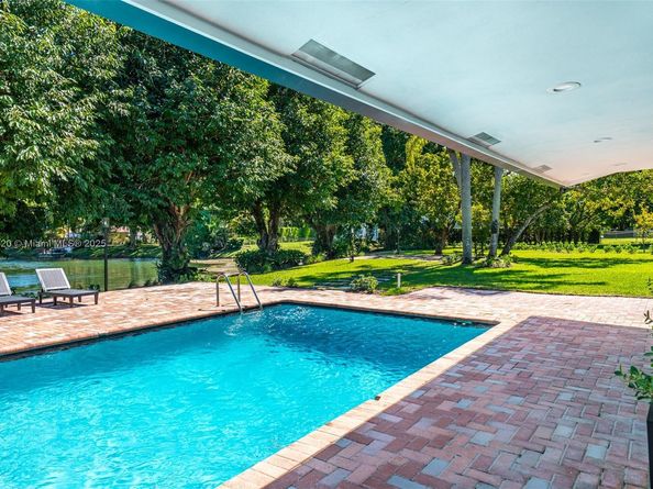 10945 SW 75th Ct, Pinecrest FL 33156