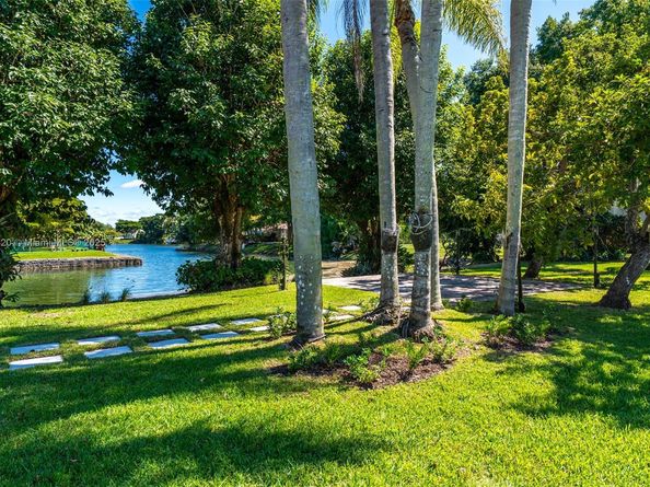 10945 SW 75th Ct, Pinecrest FL 33156