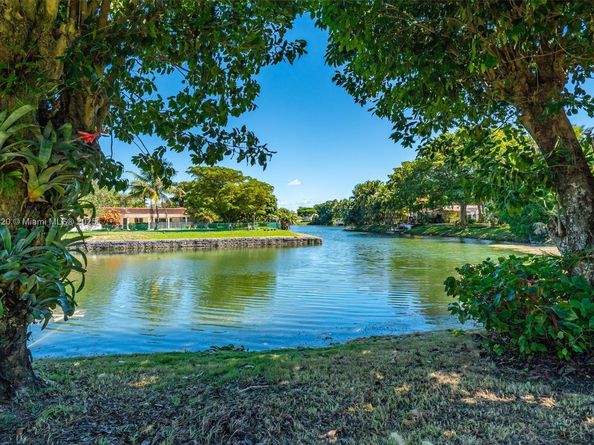 10945 SW 75th Ct, Pinecrest FL 33156