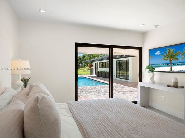 10945 SW 75th Ct, Pinecrest FL 33156