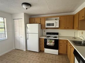 1000 Colony Point Cir 303, Pembroke Pines FL 33026