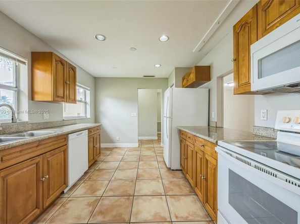 8051 NW 47th Ct, Lauderhill FL 33351