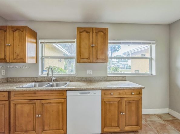 8051 NW 47th Ct, Lauderhill FL 33351