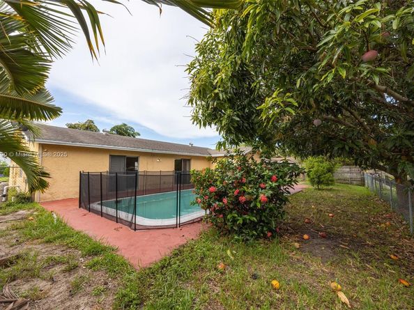 8051 NW 47th Ct, Lauderhill FL 33351