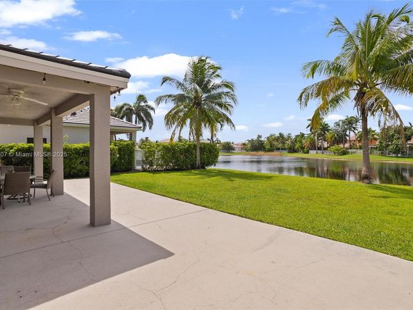 1249 Chenille Cir, Weston FL 33327