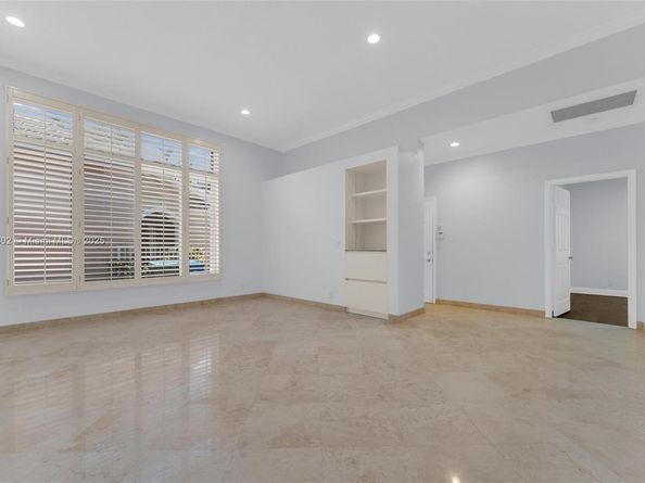 2468 Bay Isle Ct, Weston FL 33327