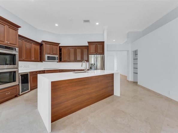 2468 Bay Isle Ct, Weston FL 33327