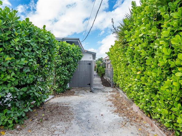 2230 SW 60th Ct, Miami FL 33155