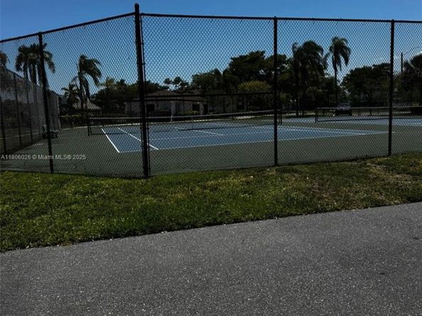 216 Lake Pointe Dr 120, Oakland Park FL 33309