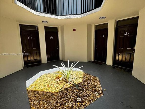 216 Lake Pointe Dr 120, Oakland Park FL 33309