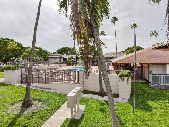 370 E Laurel Dr 6E, Margate FL 33063