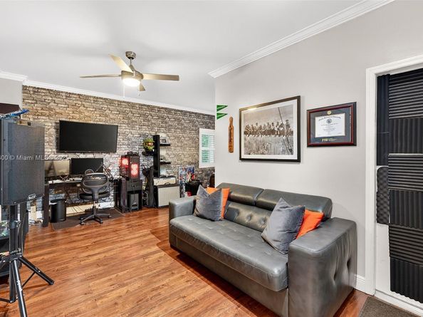 20230 NW 7th St, Pembroke Pines FL 33029